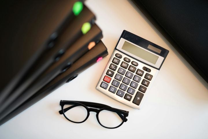 Both loans in negative equity and those with terms longer than 72 months fell in October. - Pexels/Jakub Zerdzicki